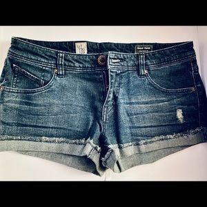 Like New Volcom Sound Check Short Short Junior Size 7, Women Size 28